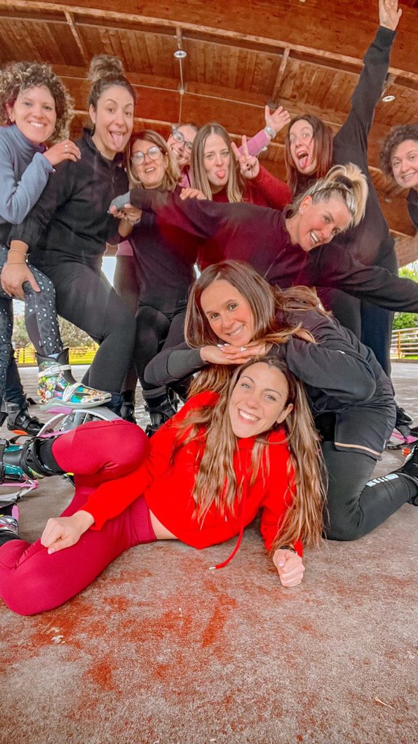 Le donne del gruppo ridono e scherzano dopo una lezione